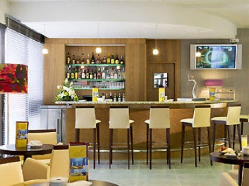 Hilton Garden Inn Малага Ресторант снимка